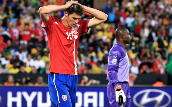Serbiens Stürmer Nikola Zigic ärgert sich über eine verpasste Möglichkeit gegen Ghana (Getty IMages)