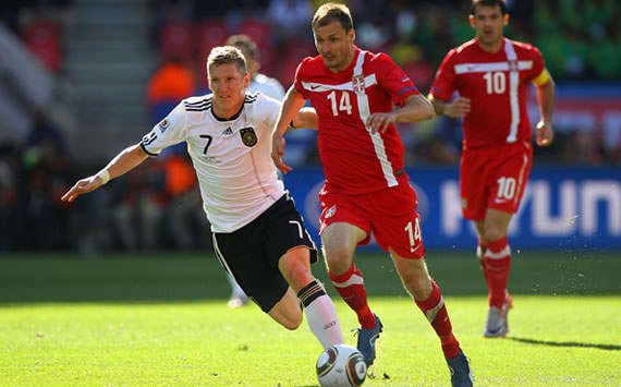 Bastian Schweinsteiger und Milan Jovanovic lassen den Ball nicht aus den Augen (Getty Images)