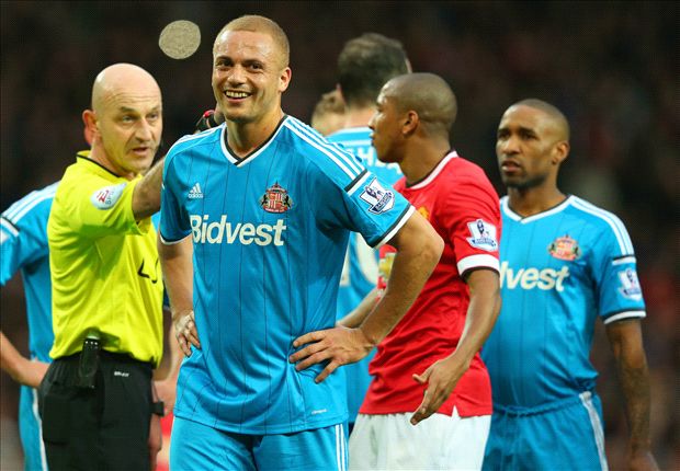 Referee sends off wrong player in Man United clash