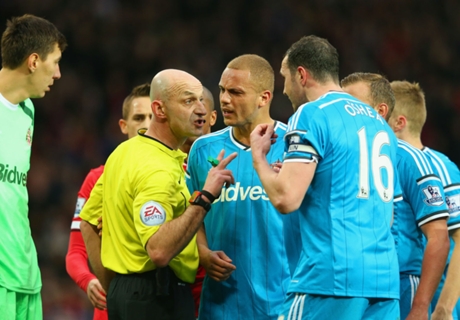 Rooney backs Brown over wrong red card