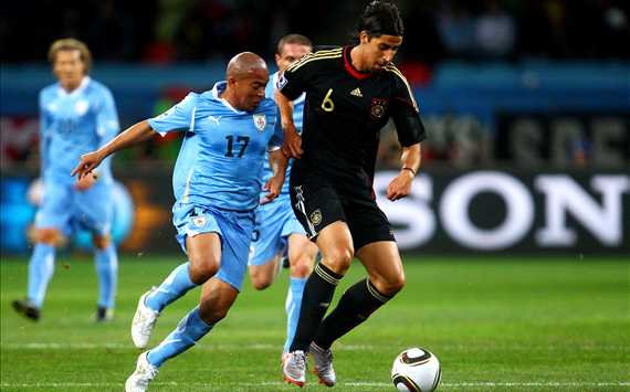 FIFA World Cup 2010 - Uruguay vs Germany - Egidio Arevalo vs Sami Khedira (Getty images)