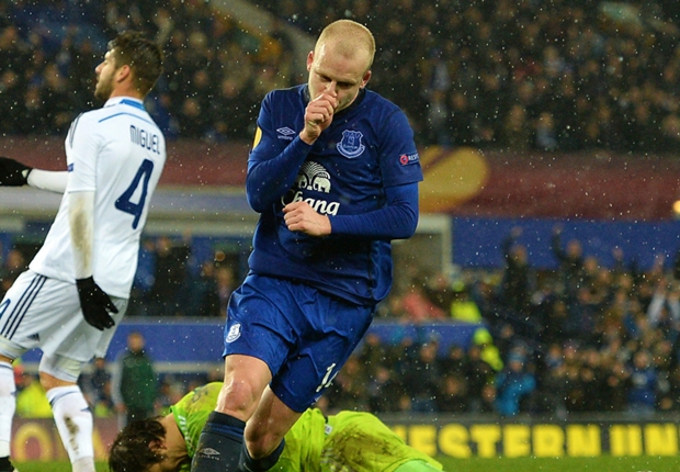 Naismith y Lukaku le dieron el triunfo a Everton.