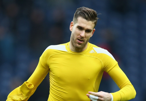 Adrian played with dislocated finger, says Hammers assistant McDonald