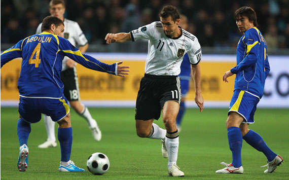 Euro 2012 Qualifiers: Kazakhstan - Germany, Klose, Abdulin (Getty Images)