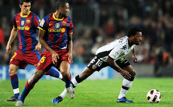 Manuel Fernandes ante Seydou Keita en el Barcelona-Valencia de la Liga BBVA (Getty images)
