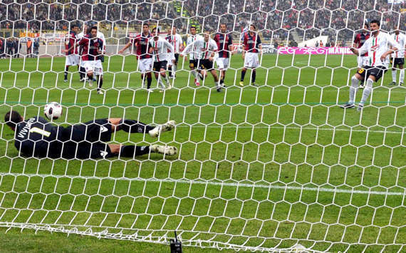 Iaquinta si fa ipnotizzare da Viviano in Bologna-Juventus (Getty Images)