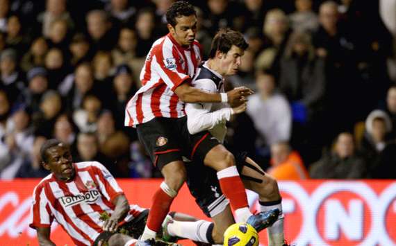 Kieran Richardson holds on to Gareth Bale during the 1-1 draw between Sunderland and Tottenham (Getty Images)