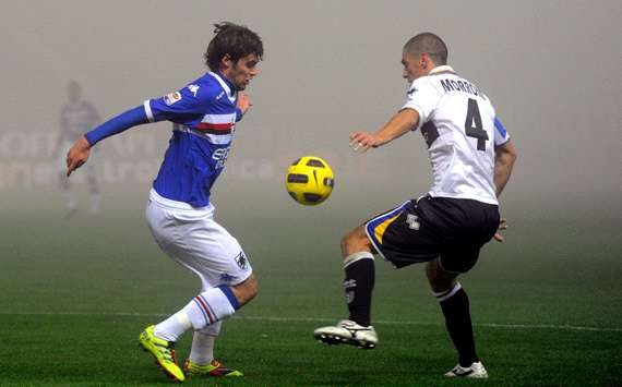Poli e Morrone si contendono la sfera durante Parma-Sampdoria (Getty Images)