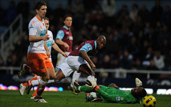 BPL, West Ham United and Blackpool, Luis Boa Morte and Richard Kingson, (Getty Images)
