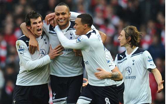EPL : Younes Kaboul - Gareth Bale and Jermaine Jenas , Arsenal vs Tottenham (Getty Images)