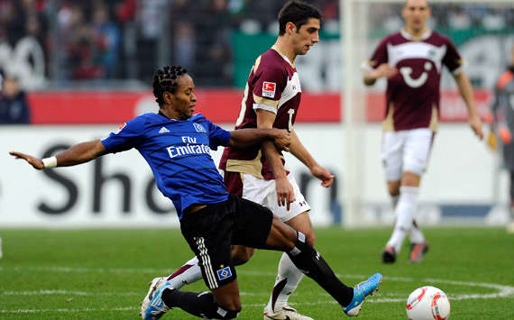 HSV-Star Ze Roberto klärt gegen Stindl (Getty Images)