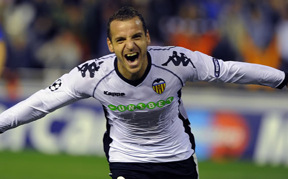 El delantero Roberto Soldado celebra un gol con el Valencia (Getty Images)