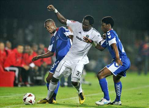 Ezenwa Otorogu of Orlando Pirates closed down by Rudolf Bester and Kulegani Madondo of Maritzburg United (Backpagepix)