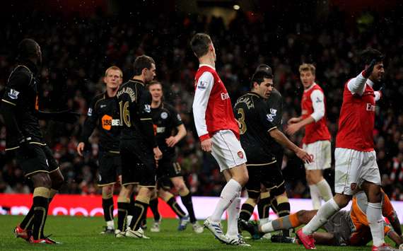 Carlos Vela - Arsenal & Antolin Alcaraz - Wigan Athletic (Getty Images)