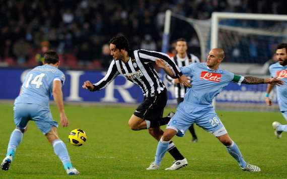 Toni cerca di destreggiarsi fra Campagnaro e Cannavaro durante Napoli-Juventus (Getty Images)