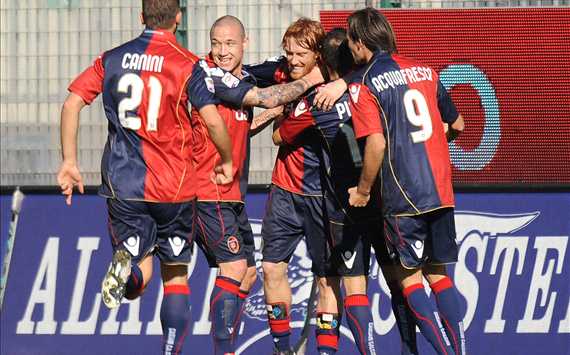 I giocatori del Cagliari festeggiano la vittoria sul Palermo (Getty Images)