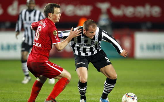 Wout Brama vs Andrej Rendla tijdens FC Twente - Heracles Almelo (PROSHOTS)