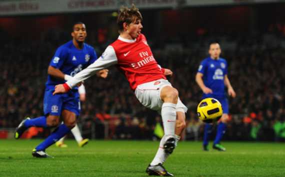 Andrey Arshavin scores for Arsenal against Everton (Getty Images)