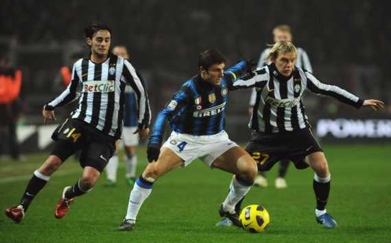 Alberto Aquilani (J), Javier Zanetti (I), Milos Krasic (J) - Juventus-Inter - Serie A (Getty Images)