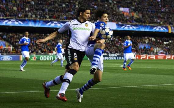 Valencia v Schalke 04 - UEFA Champions League,Mehmet Topal; Atsuto Uchida(Getty Images)