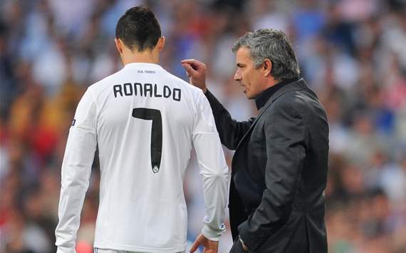 Cristiano Ronaldo recibe indicaciones de José Mourinho durante el Real Madrid-Barcelona, por la Champions League
