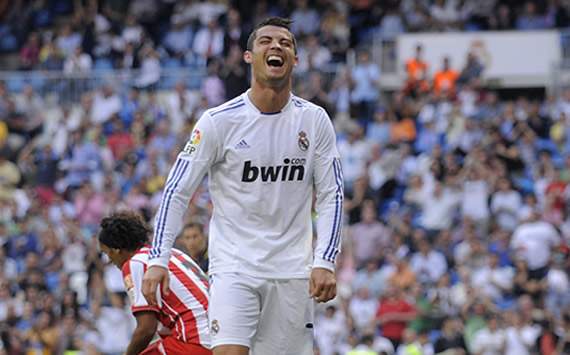 El jugador del Real Madrid, Cristiano Ronaldo celebra su gol contra el Almería en la Liga BBVA