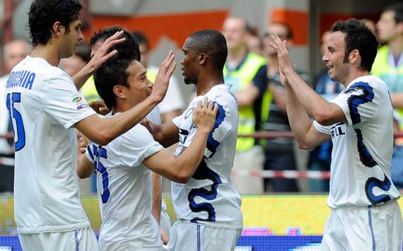 Pazzini festeggiato dai compagni dopo il goal al Catania (Getty Images)