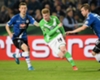 Wolfsburgs Kevin De Bruyne gegen zwei Bielefelder