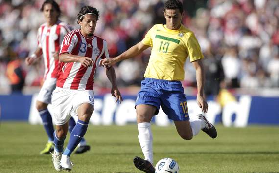 Ganso ante la marca de Vera en el Brasil-Paraguay