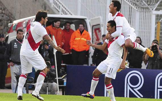 Perú celebra el gol de Lobatón ante Colombia