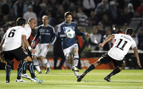 Messi lanza un pase en el Argentina-Uruguay