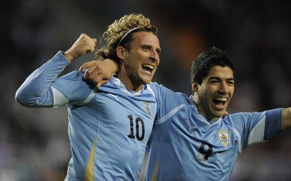 Forlán y Luis Suárez celebran el gol de Uruguay ante Perú