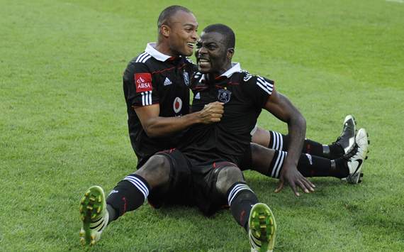 Orlando Pirates players Robyn Johannes and Rooi Mahamutsa