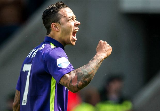 Depay arrives to complete Manchester United move
