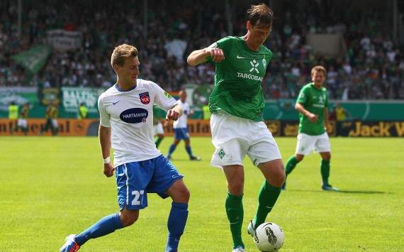 Tim Borowski behauptet den Ball
