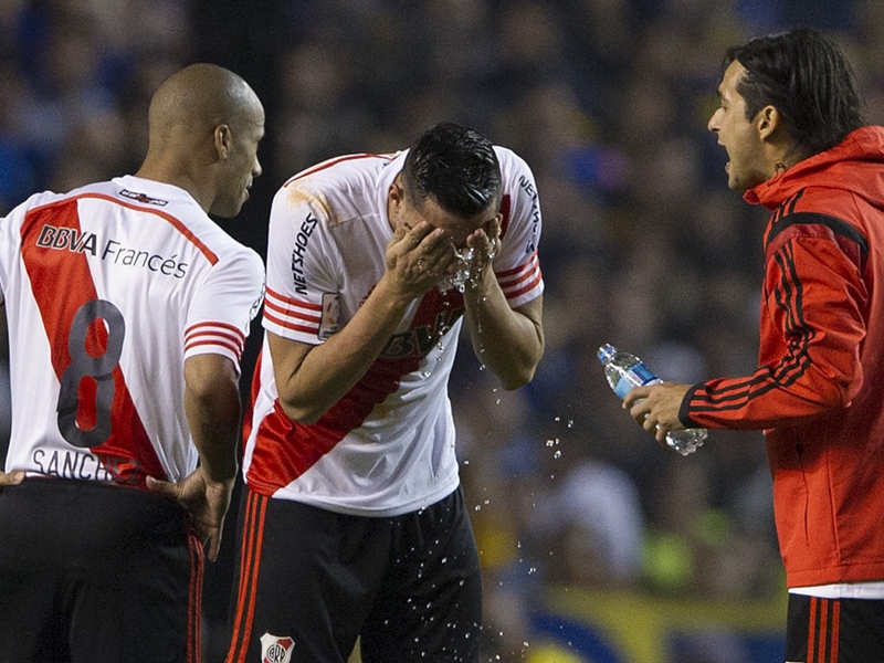 VIDEO: Watch the incident that forced the Superclasico to be abandoned