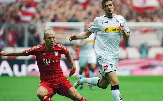 FC Bayern Muenchen v Borussia Moenchengladbach, Arjen Robben; Roman Neustaedter