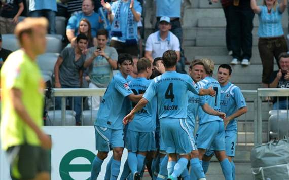 Die Akteure von 1860 München bejubeln den Sieg gegen Aue