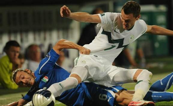 Balzaretti in un contrasto di gioco