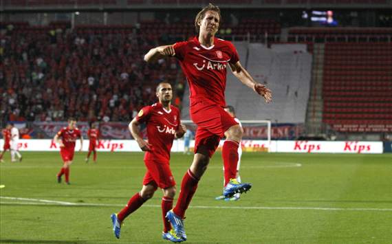 Luuk de Jong helpt Twente langszij (Twente - Wisla)