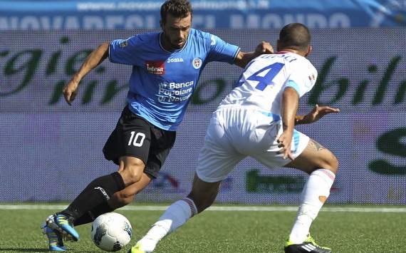 Rigoni cerca di superare Bellusci durante Novara-Catania (Getty Images)