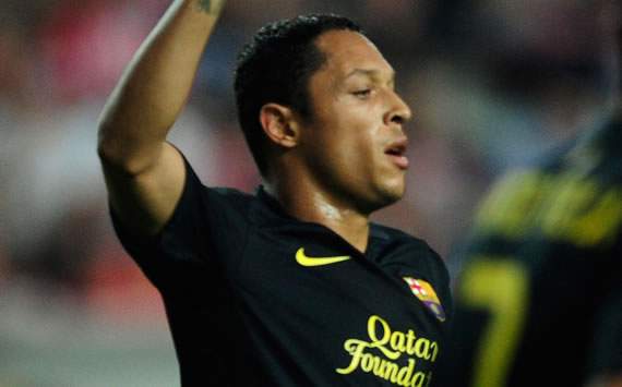 Adriano celebra su gol en El Molinón durante el Sporting-Barcelona, por la Liga BBVA
