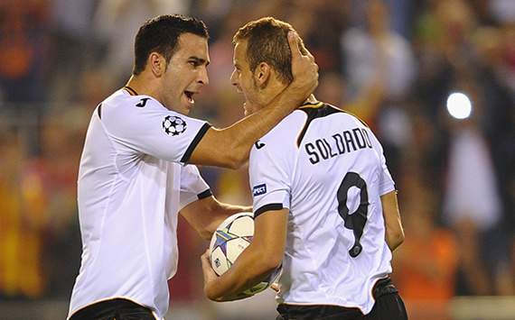 Los jugadores del Valencia, Adil Rami y Roberto Soldado celebran un gol