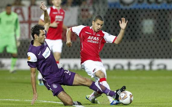 Adam Maher in duel met Peter Hlinka van Austria Wien