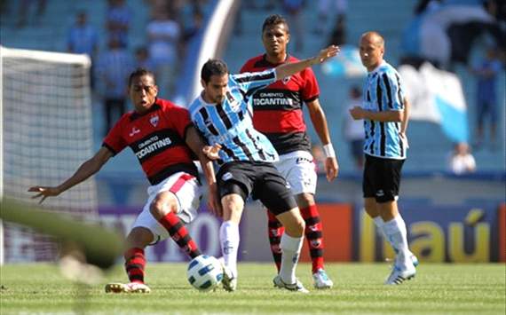 Escudero - Grêmio (Foto: Jefferson Bernardes)