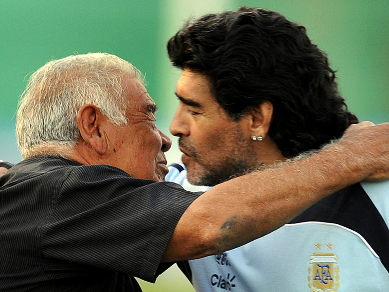 Maradona mourns loss of father
