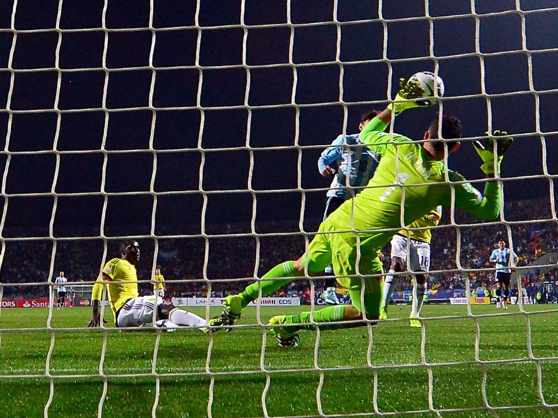 VIDEO: Watch as Ospina denies Agüero and Messi