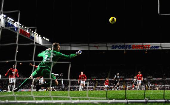 EPL - Newcastle United v Manchester United, Demba Ba and Anders Lindegaard