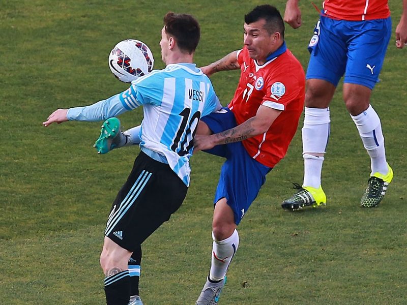 VIDEO: Messi gets a kick to the stomach from Medel