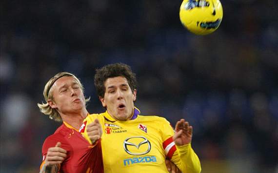 Simon Kjaer(L) of AS Roma competes for the ball with Stevan Jovetic